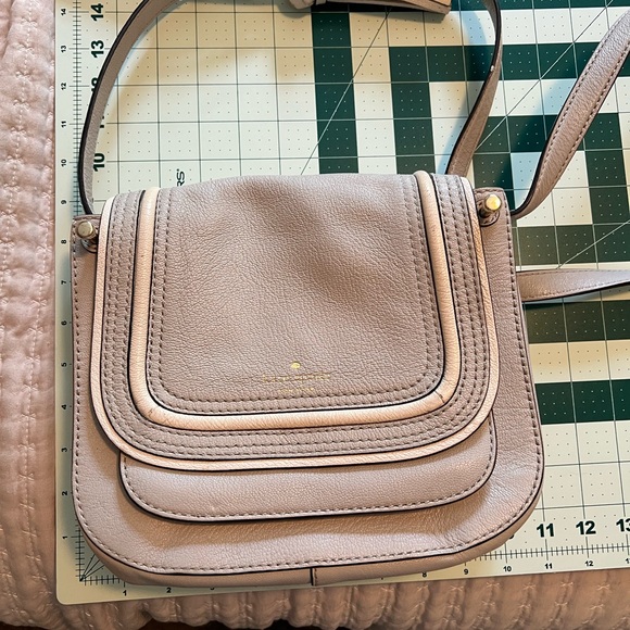 ⭐️ LOW START ⭐️ Kate Spade Gray Crossbody Bag with Flap Closure - Picture 10 of 15